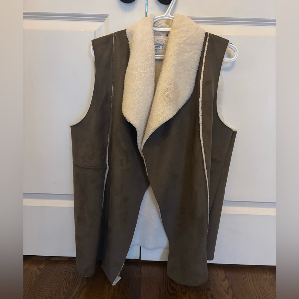 Faux suede vest. Like new. Size XL. Perfect for the holidays! ✨🎄